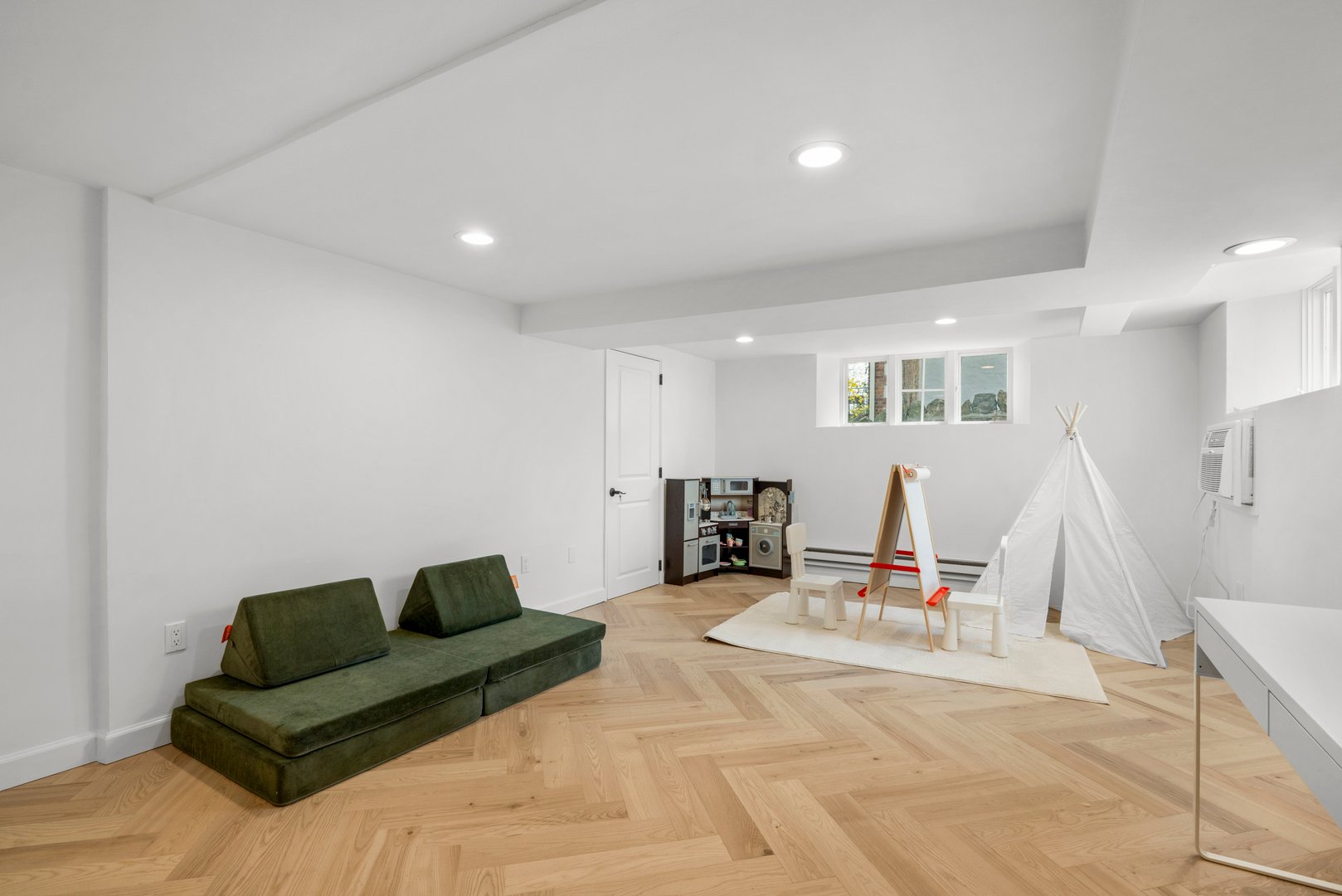 200 Larchmont Avenue Photo 27