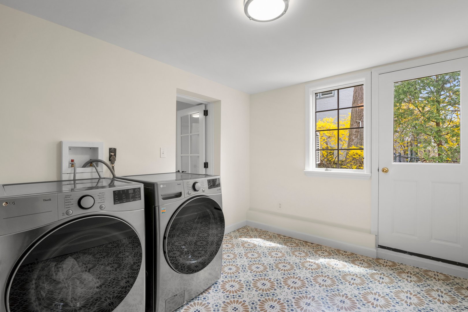 200 Larchmont Avenue Photo 29