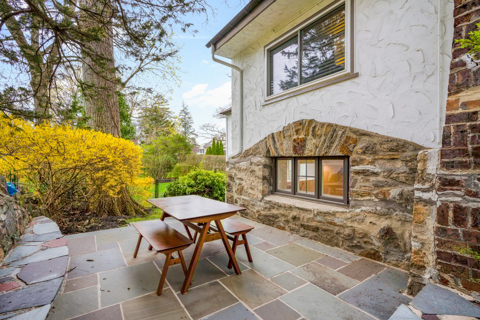 200 Larchmont Avenue Photo 32