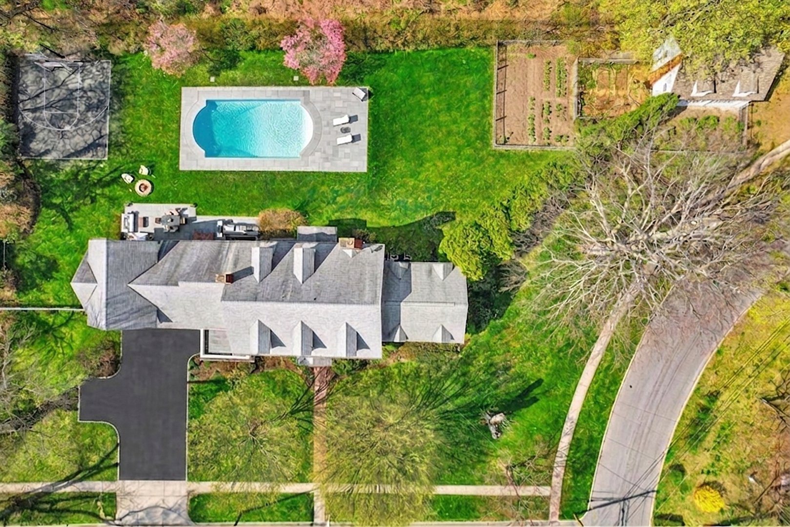 16 Lookout Drive North Photo 3