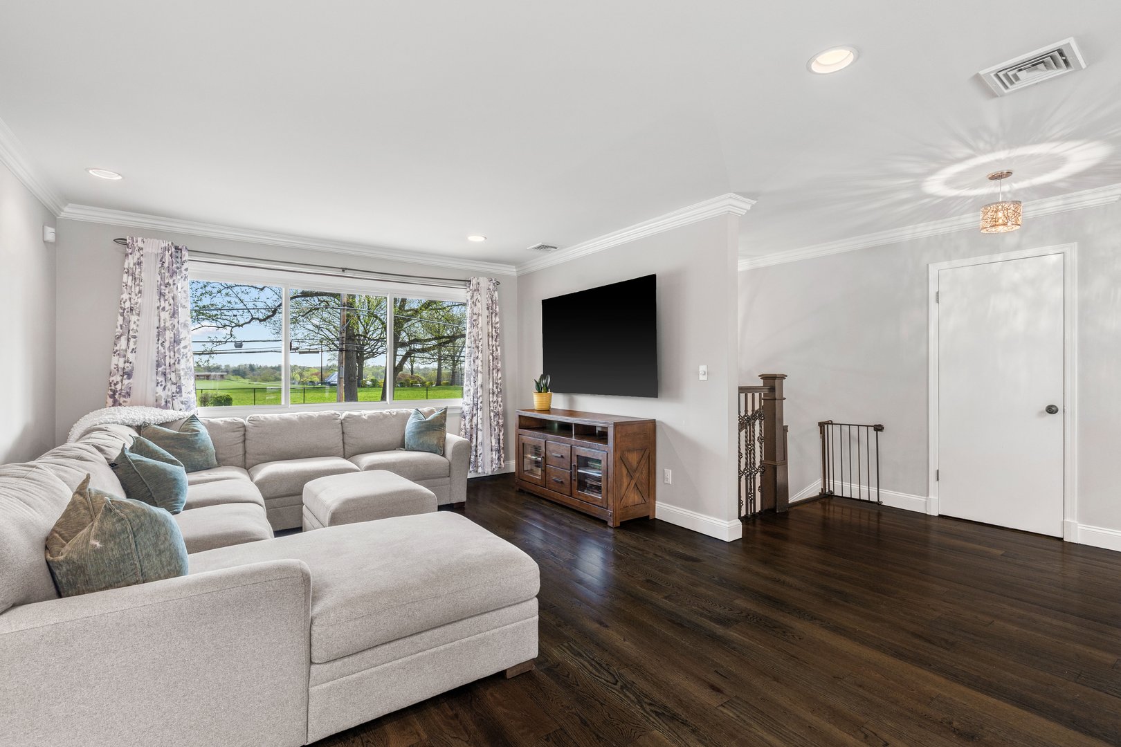 239 Davis Avenue Photo 3