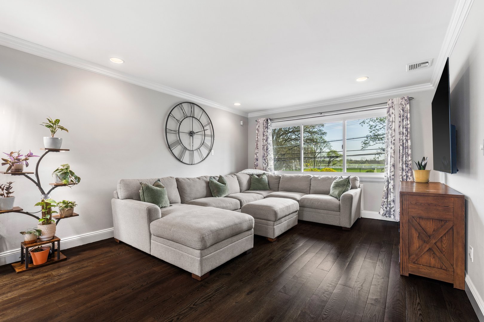 239 Davis Avenue Photo 4