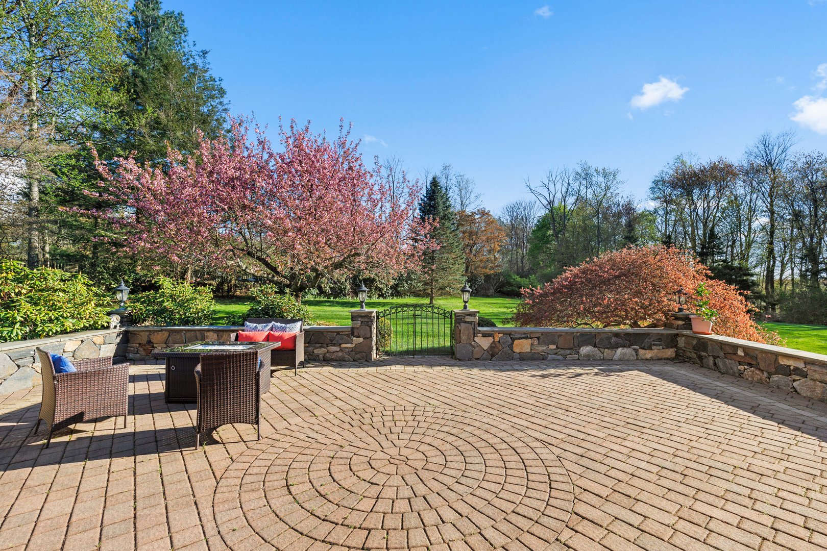 1 Redbrooke Place Photo 33