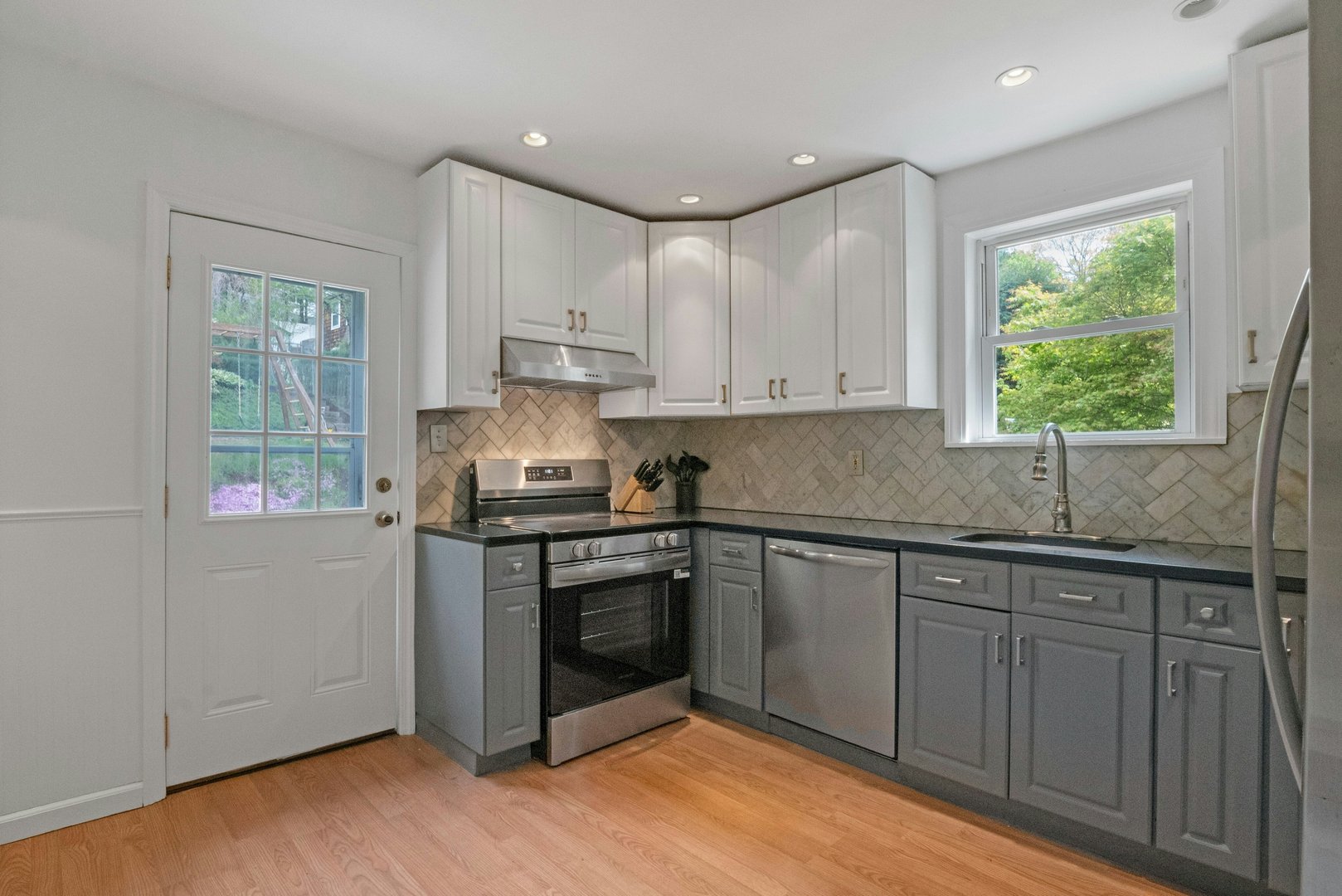 199 Taxter Road Photo 6