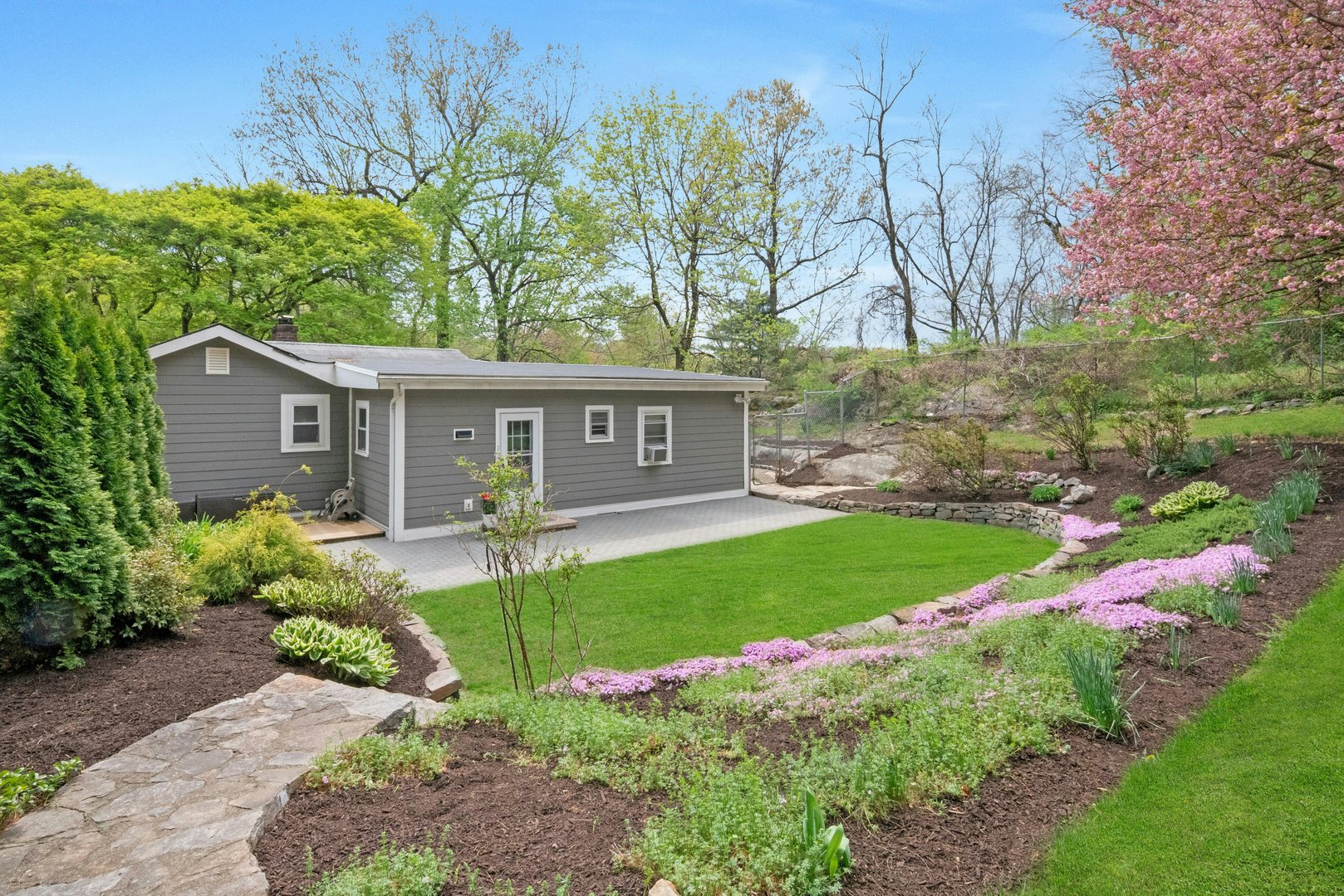 199 Taxter Road Photo 27