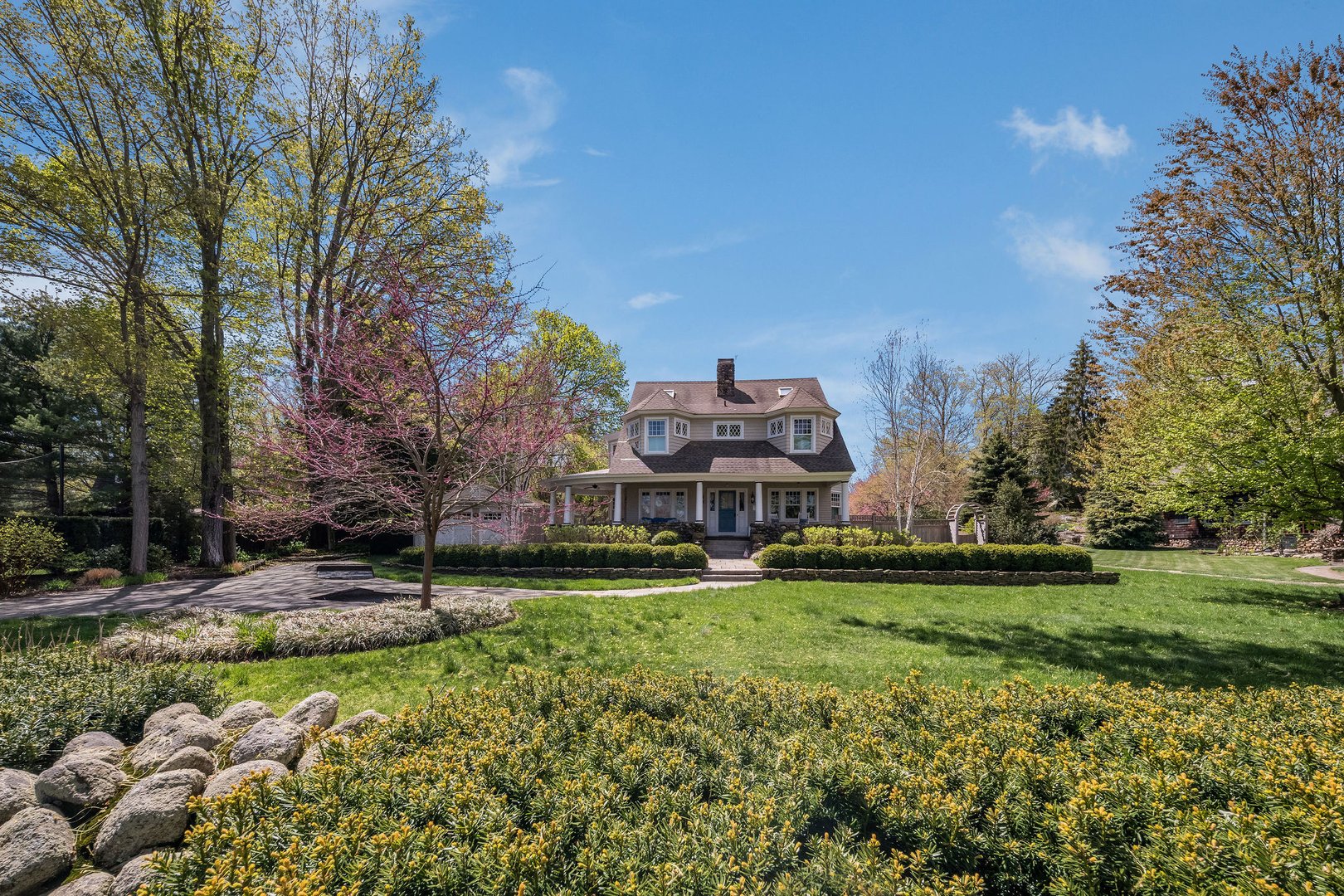 880 Boston Post Road Photo 1