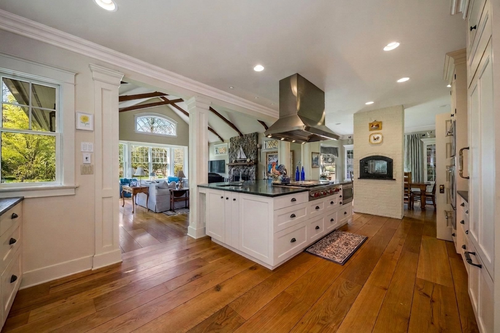 880 Boston Post Road Photo 17