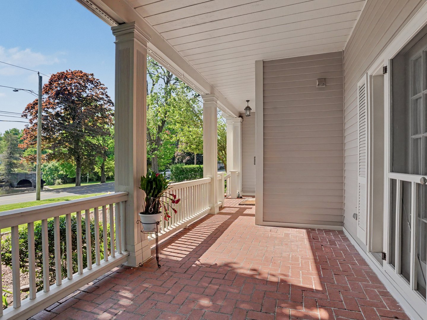 152 West River Street Photo 4