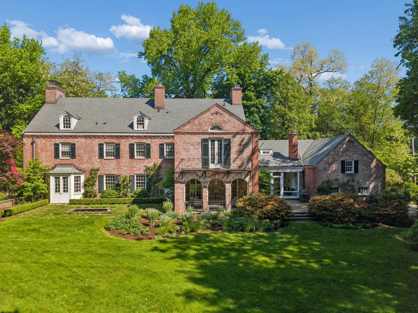 1384 Park Lane Photo 2