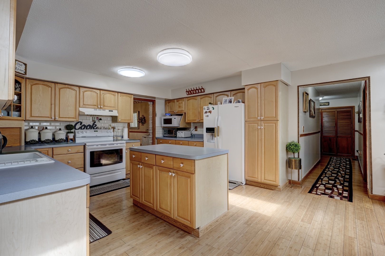 300 Hilltop Road Photo 17