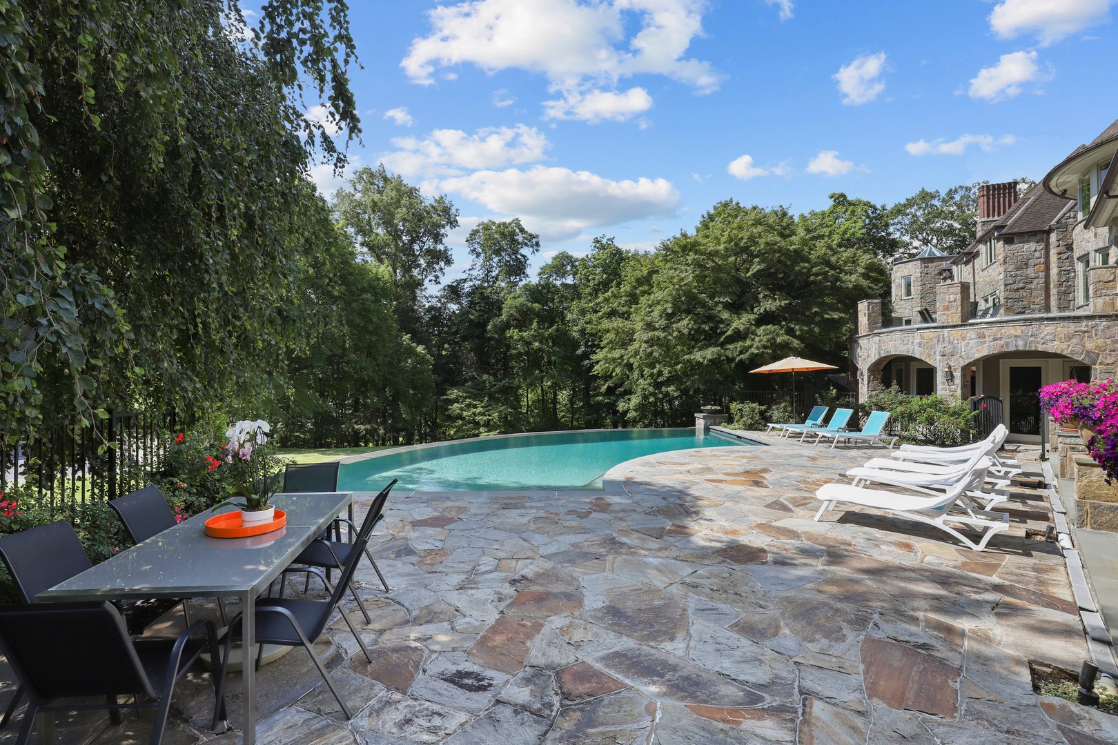 383 Woodlands Road Photo 7
