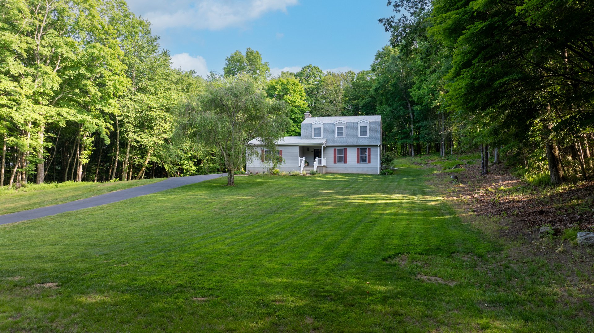 85 White Plains Road Photo 1
