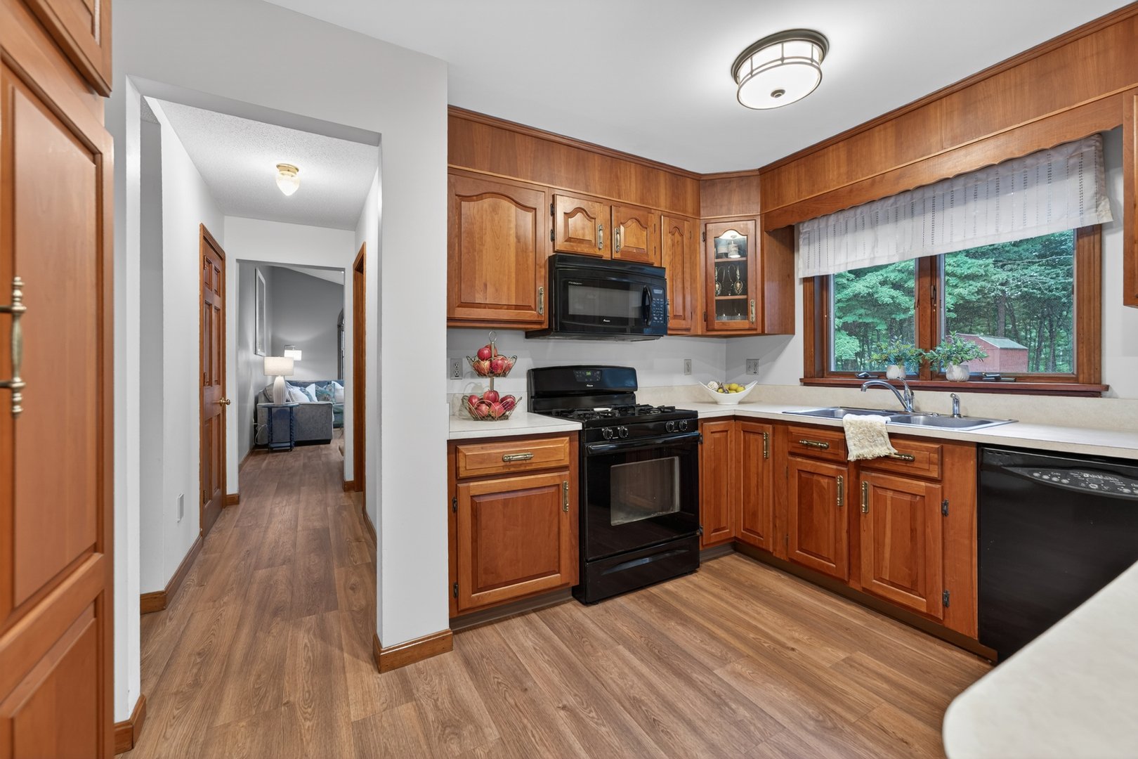 85 White Plains Road Photo 16