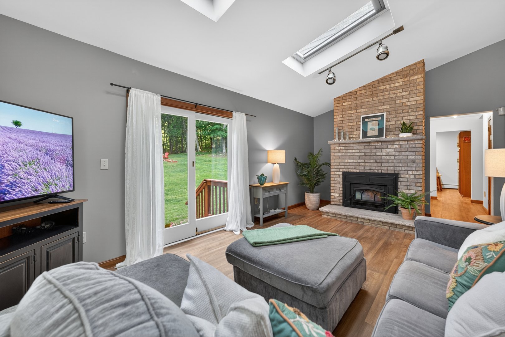 85 White Plains Road Photo 22