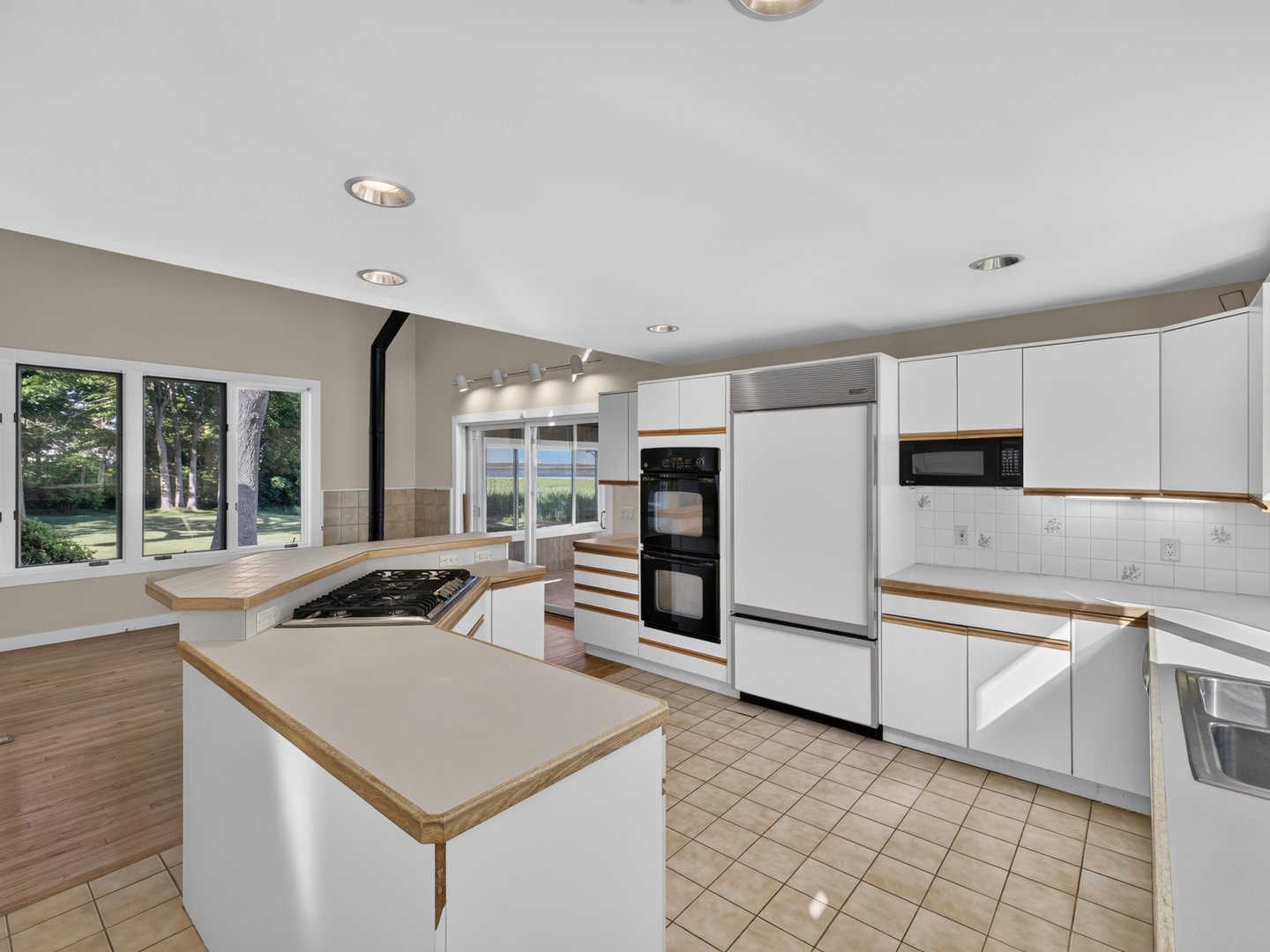 108 Maple Avenue Photo 15