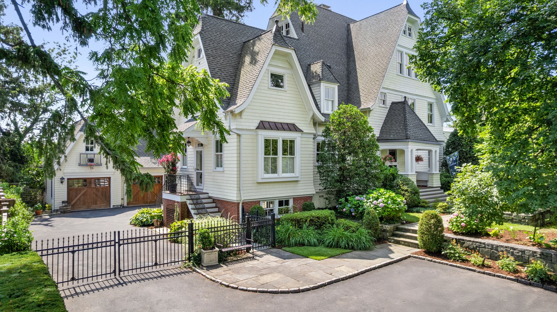 731 Forest Avenue Photo 3