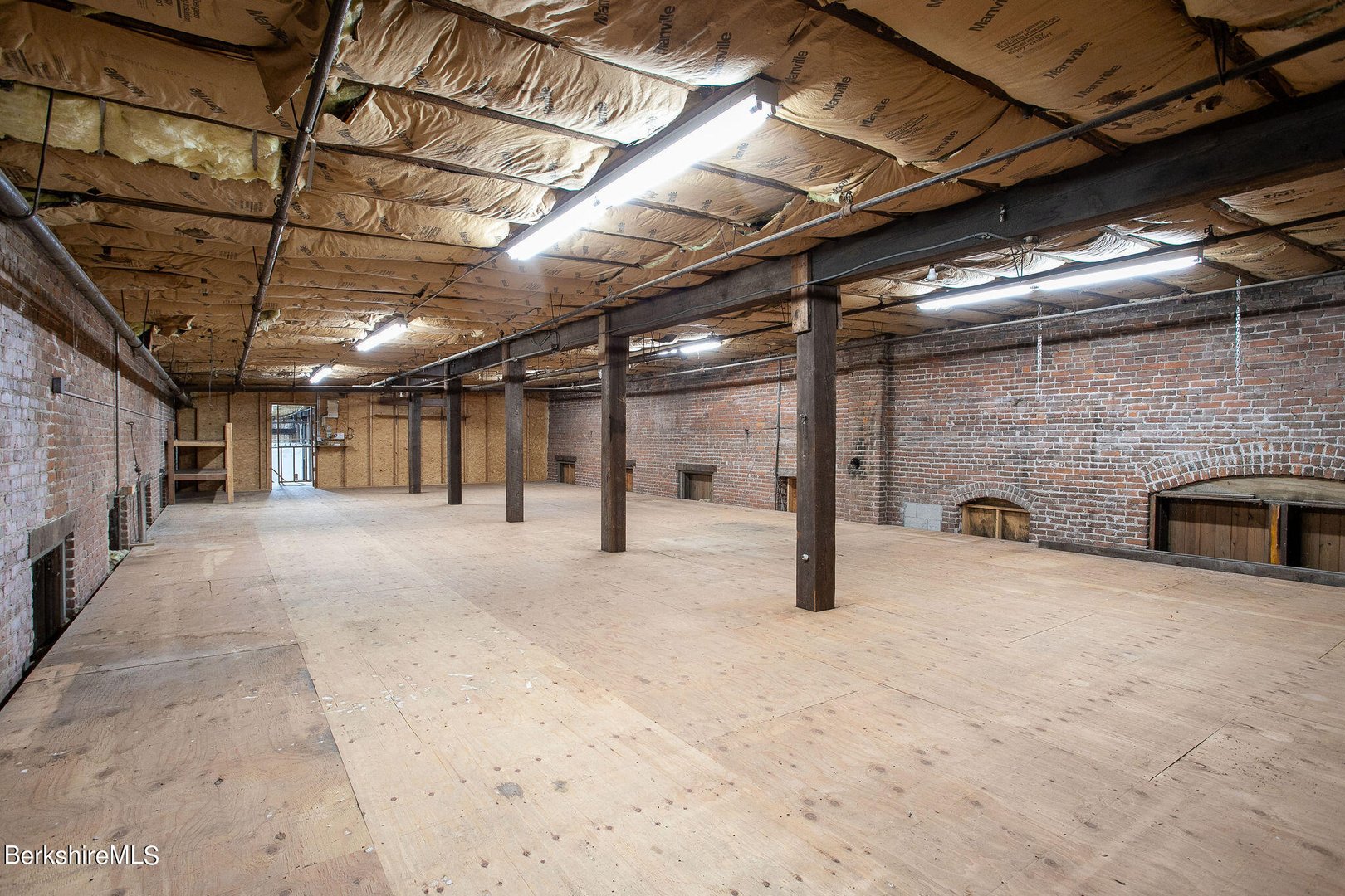 395 N Park St Photo 30