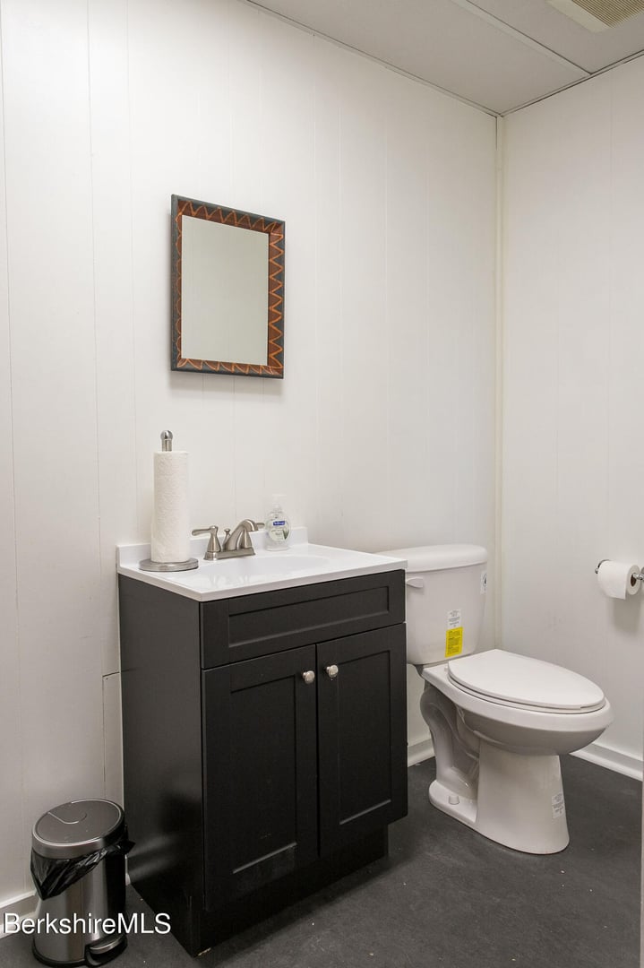 395 N Park St Photo 3