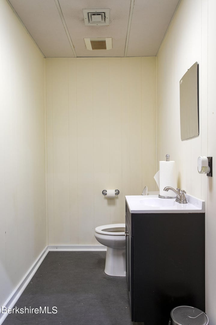 395 N Park St Photo 3