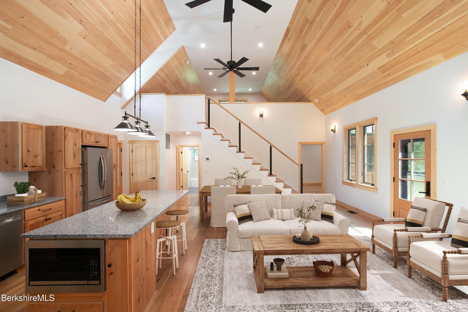 1427 Hewins St Photo 5