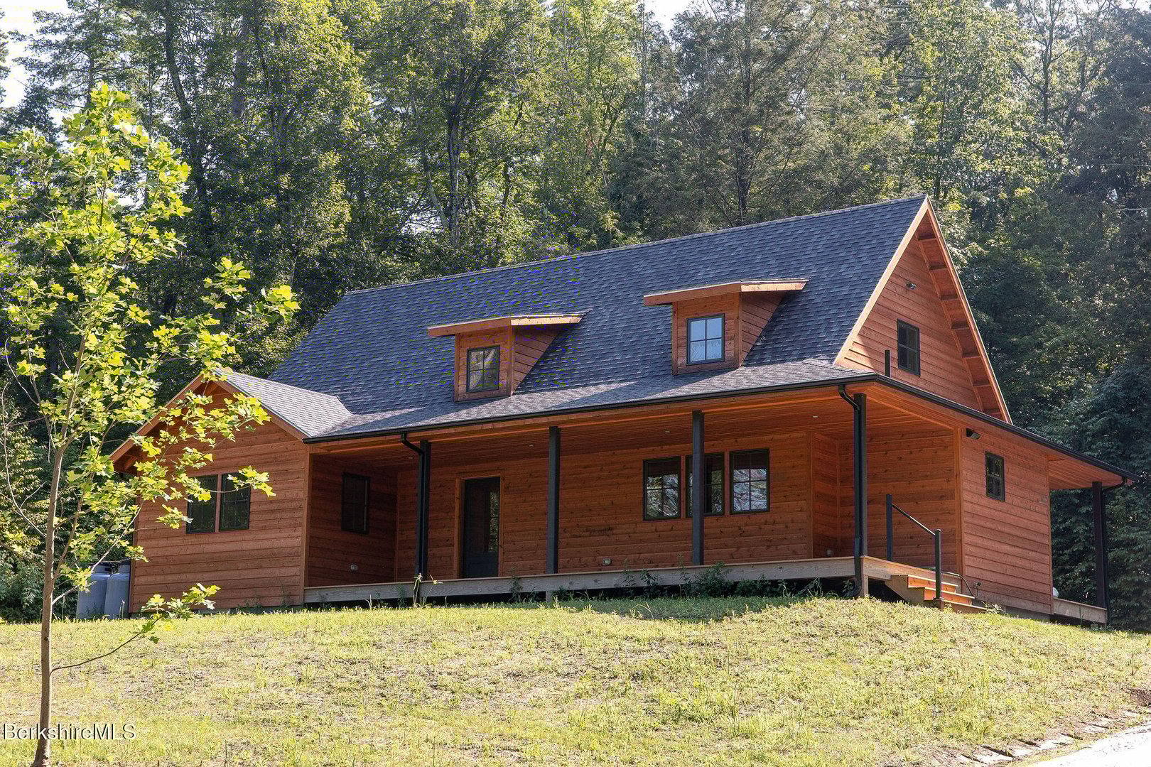 1427 Hewins St Photo 2