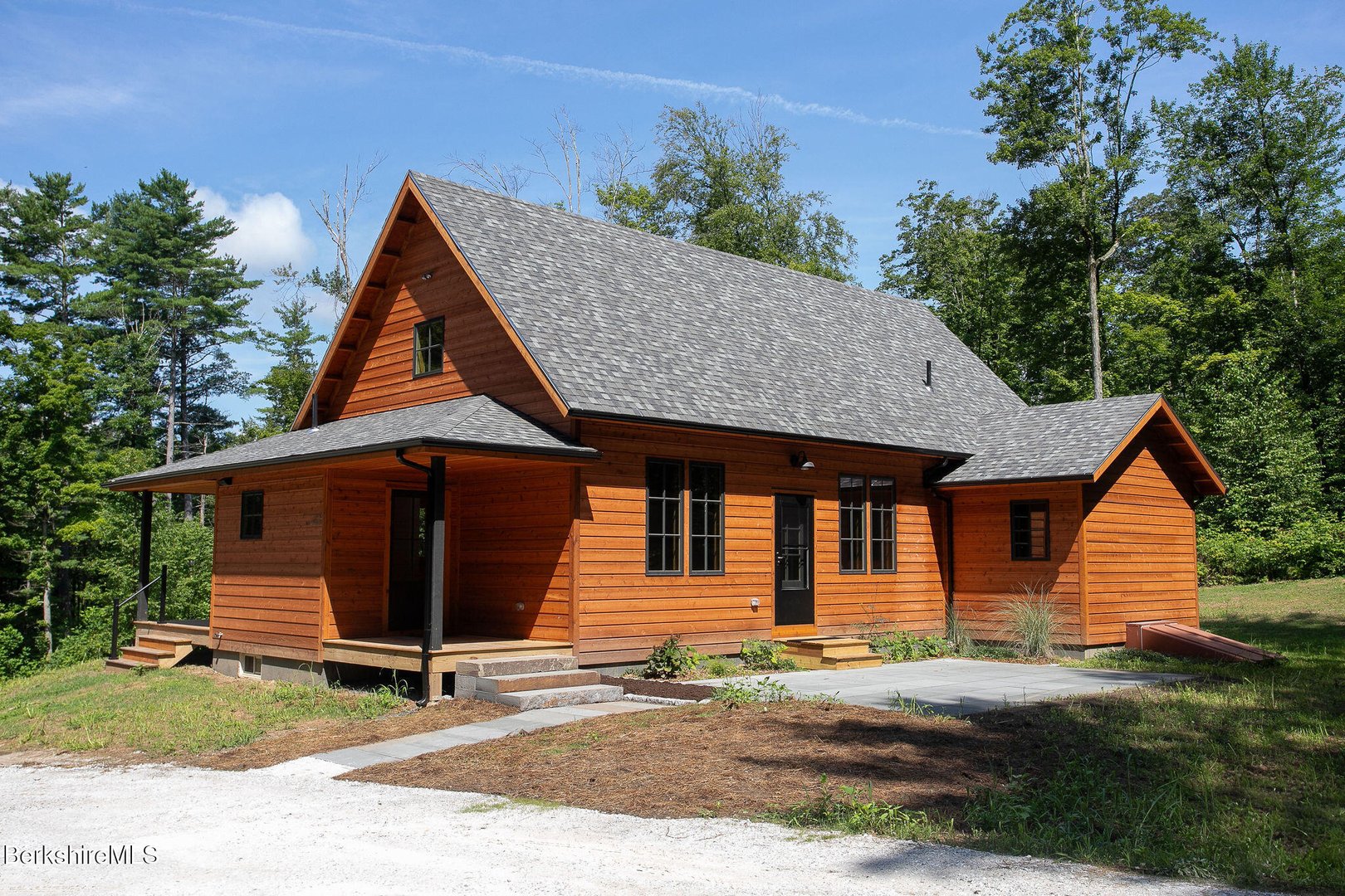 1427 Hewins St Photo 28