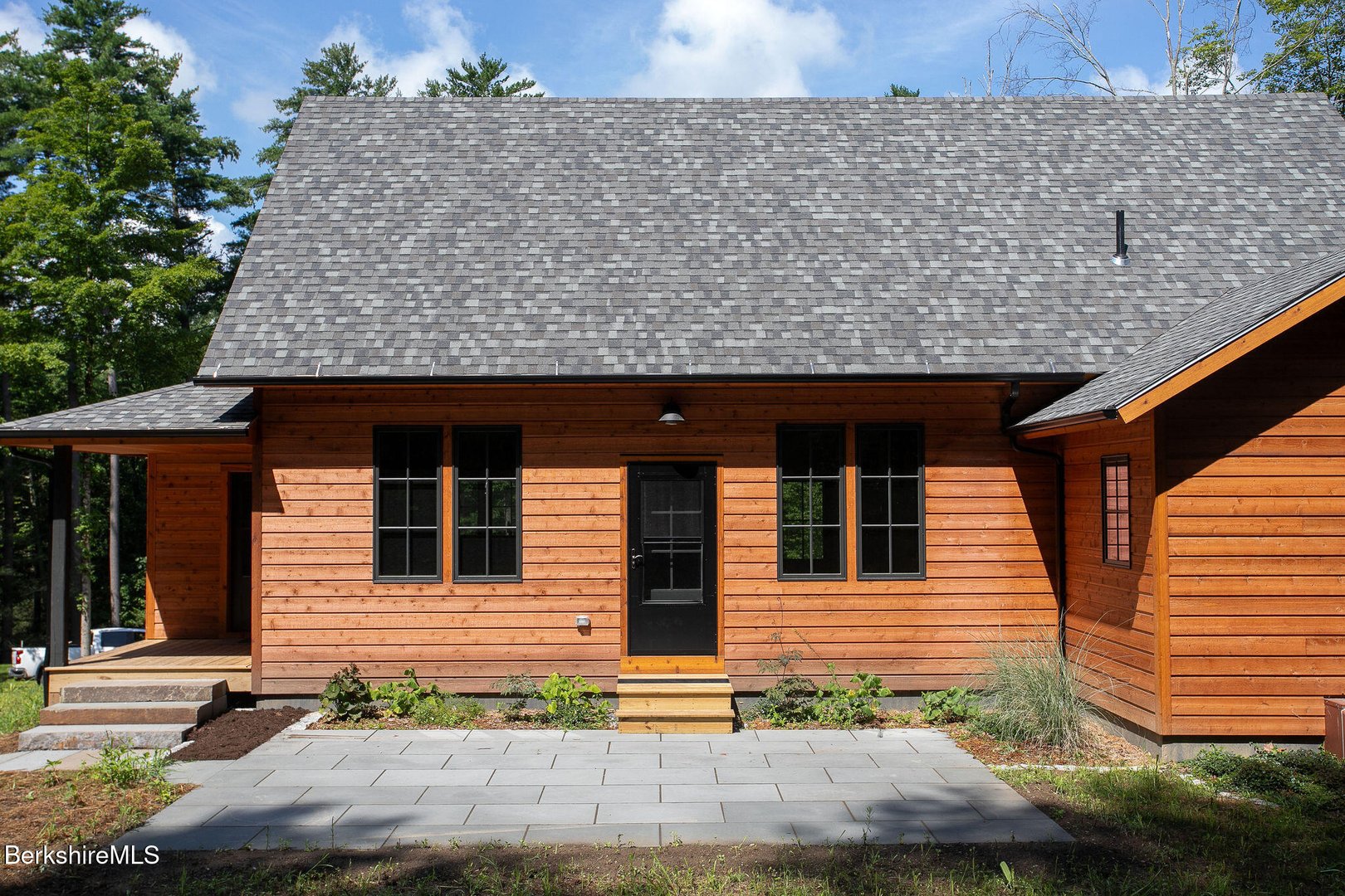 1427 Hewins St Photo 29