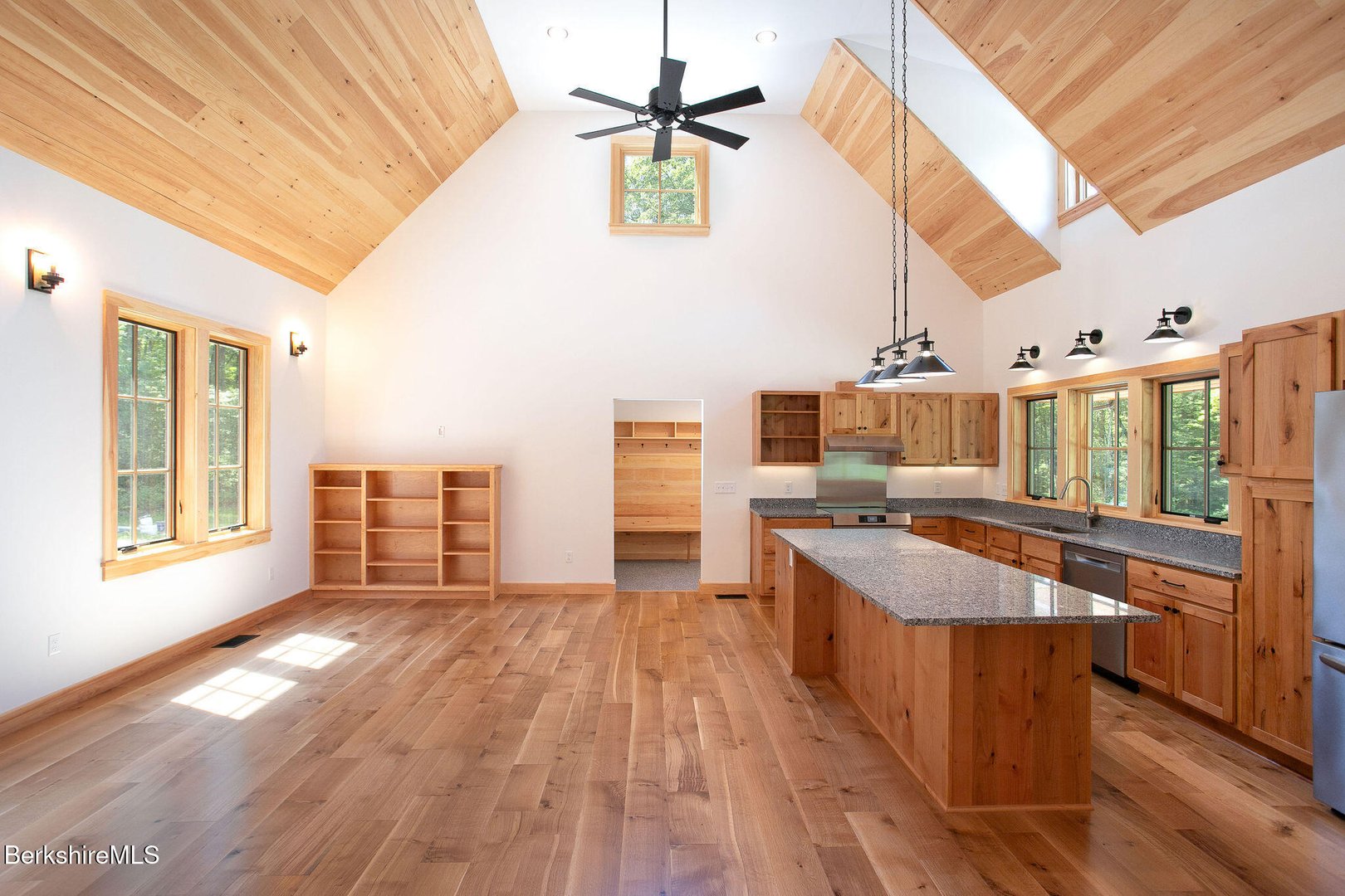 1427 Hewins St Photo 12