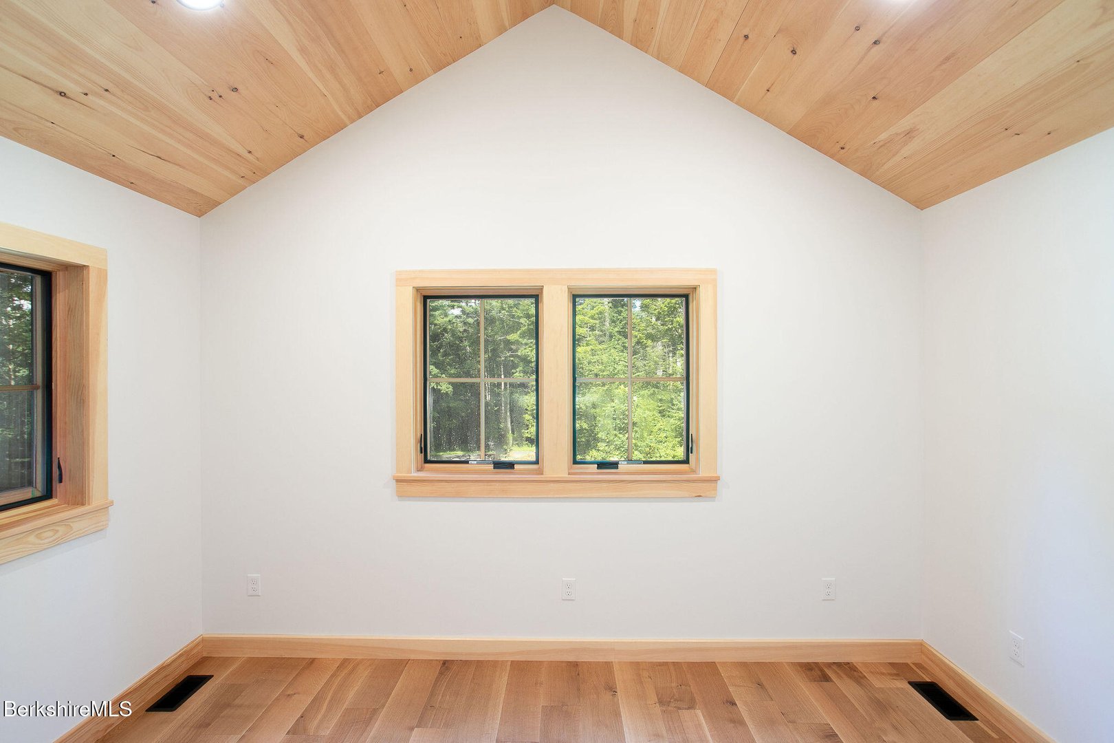 1427 Hewins St Photo 17