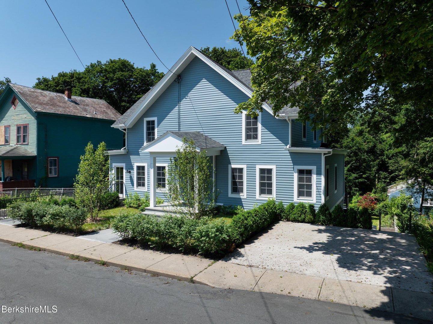 145-147 Pleasant St Photo 3
