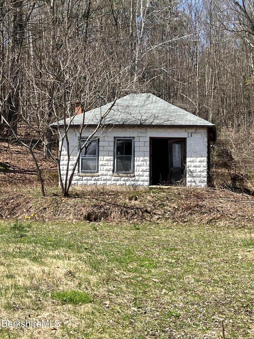 427 West Rd Photo 3