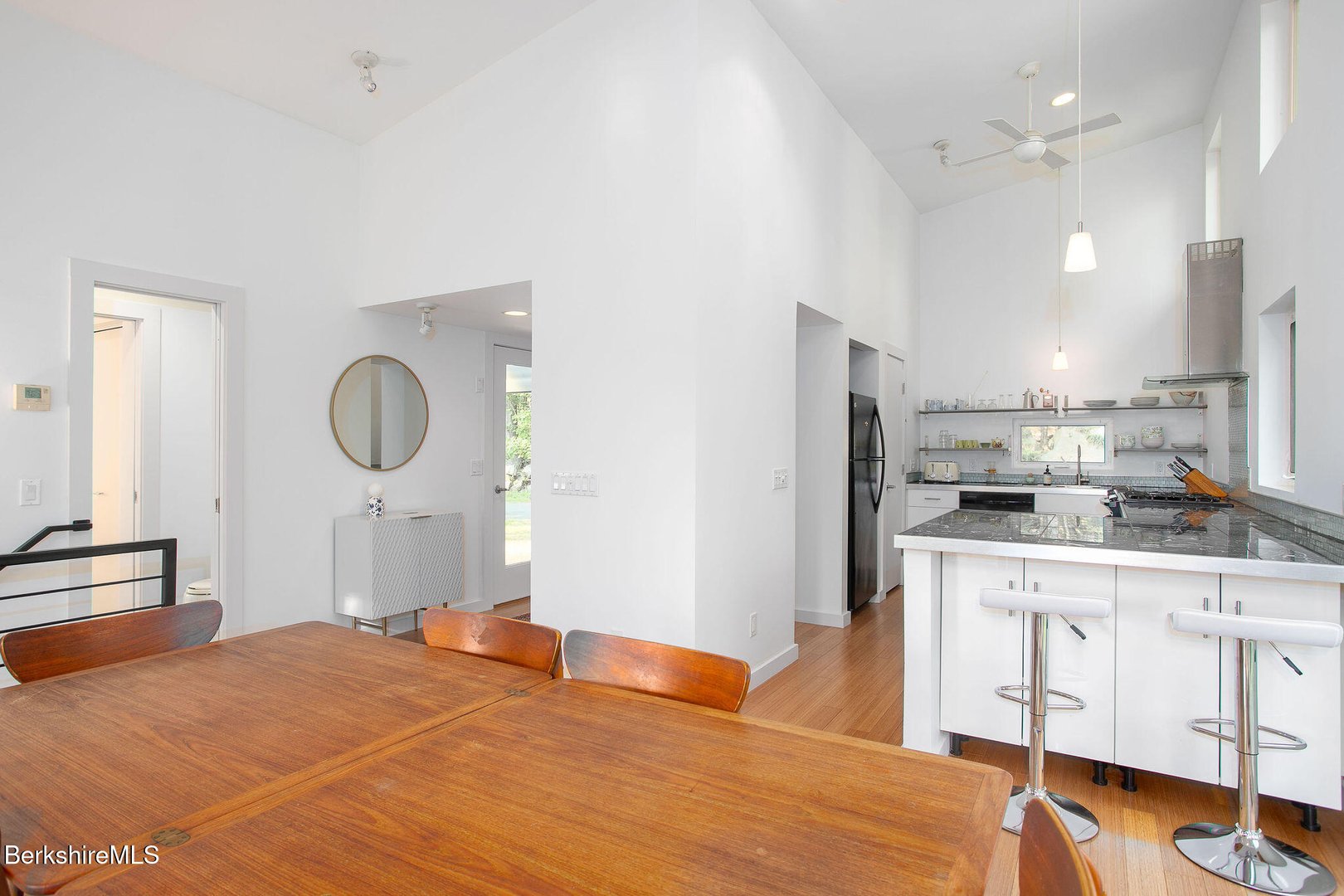 324 Park St Photo 11