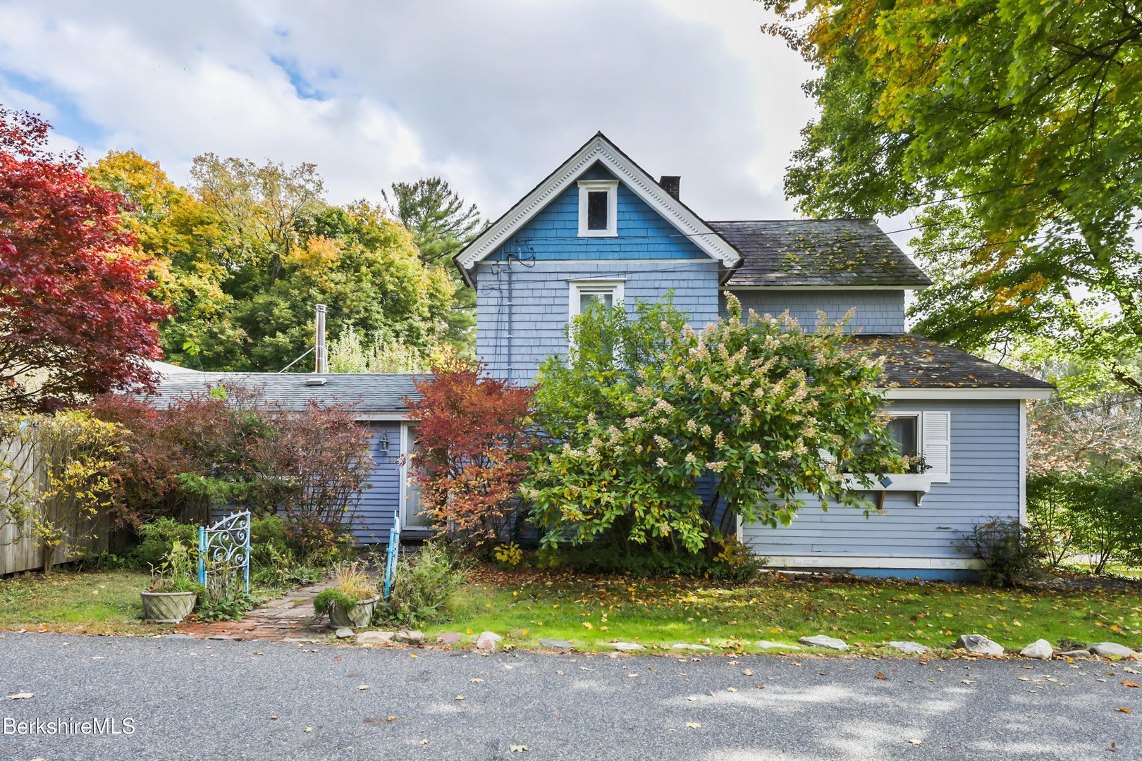 212 Highland St Photo 3