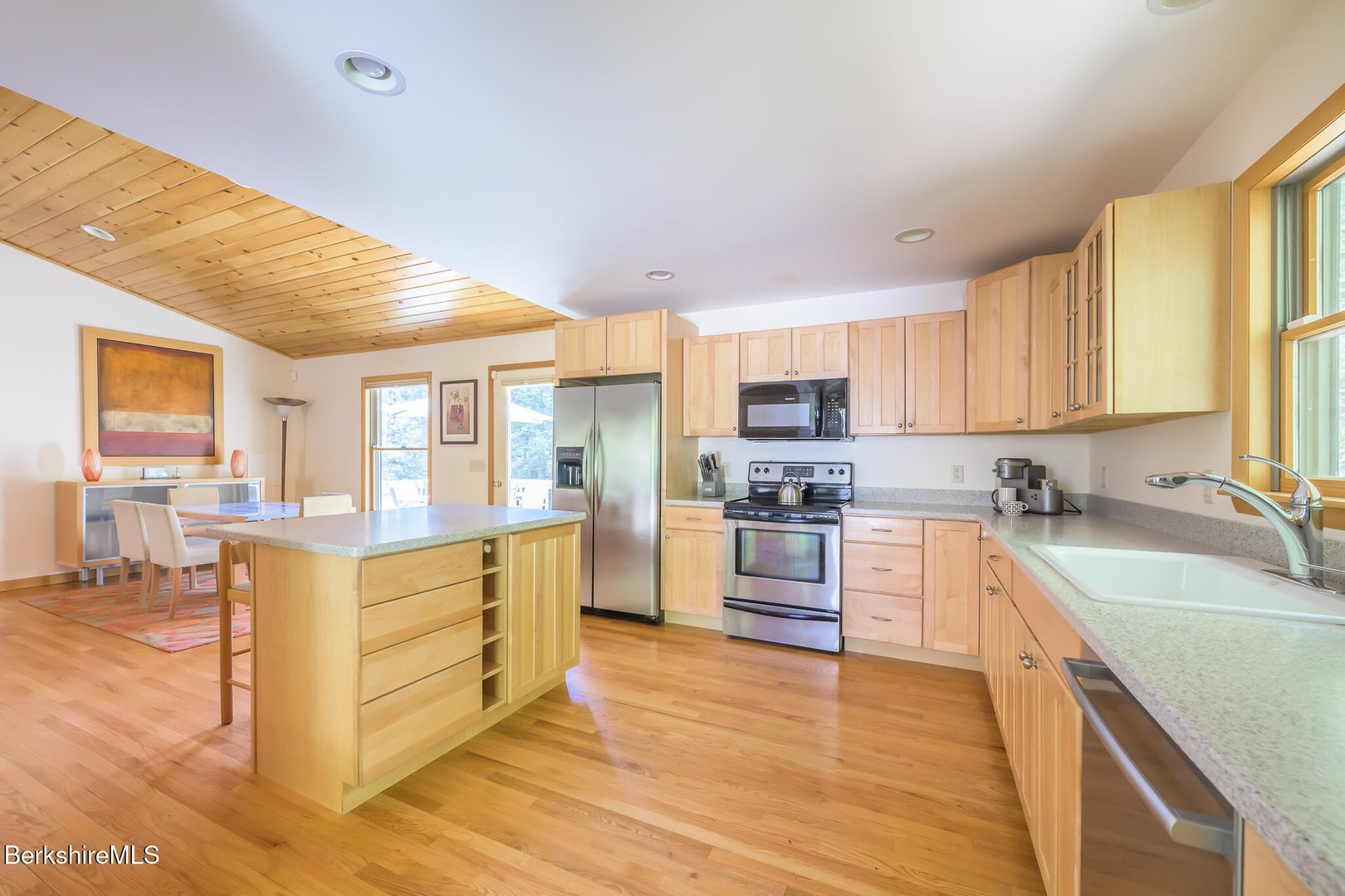 545 W Center Rd Photo 25