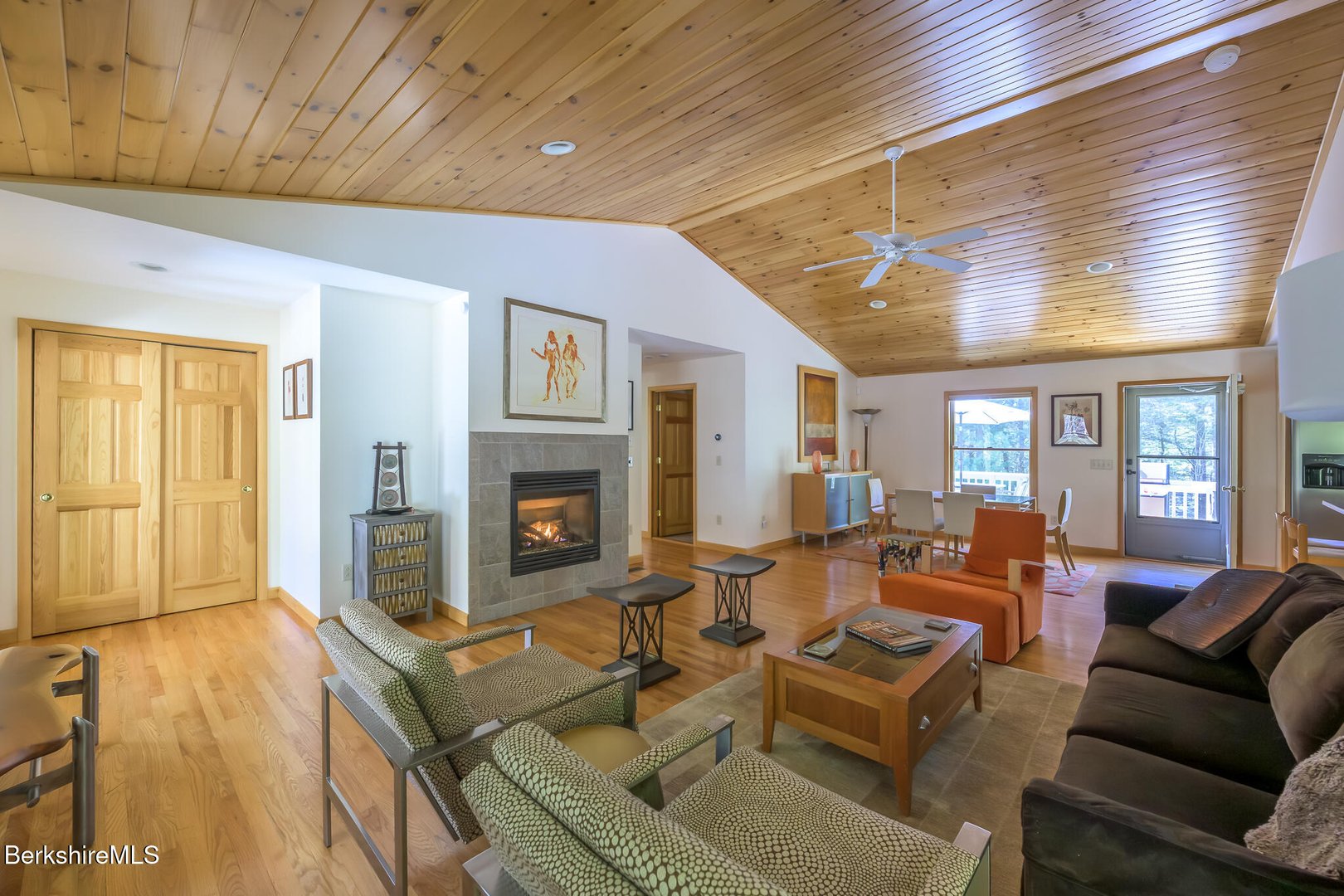 545 W Center Rd Photo 15