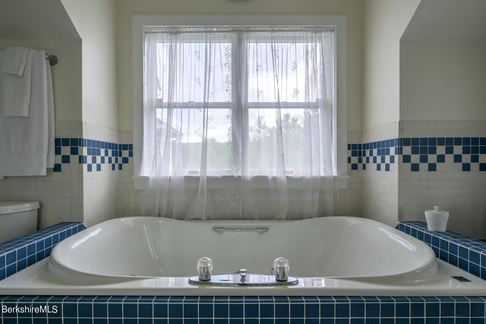 176 West Center Rd Photo 26