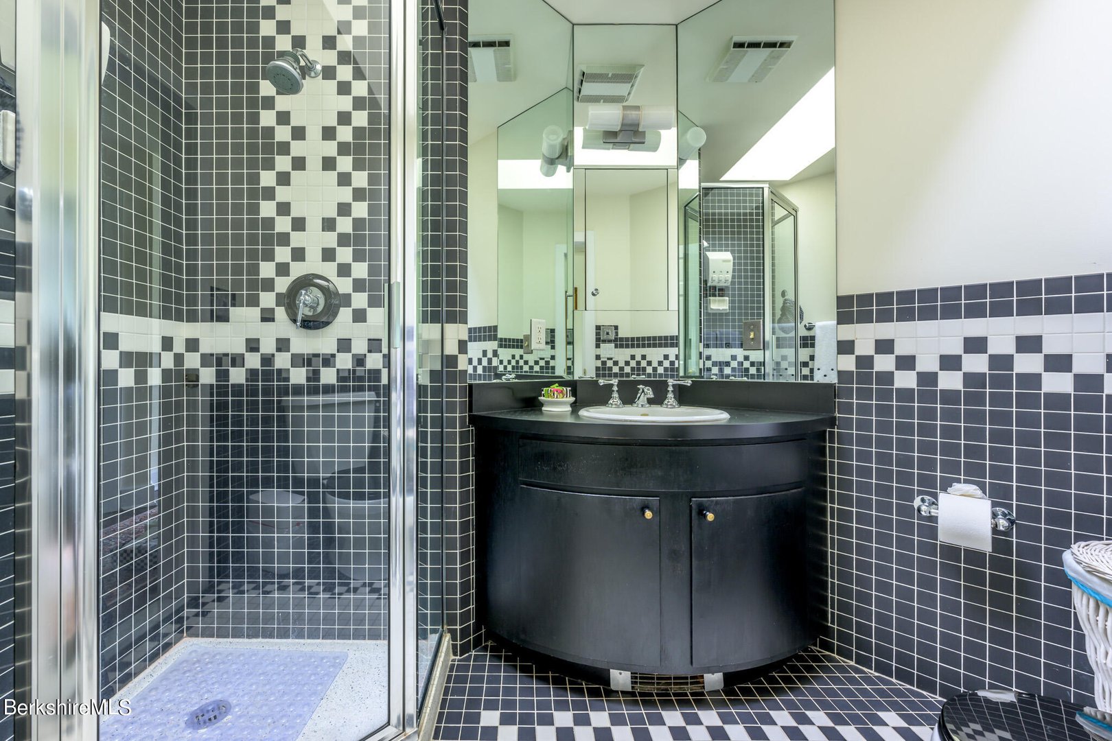 176 West Center Rd Photo 33