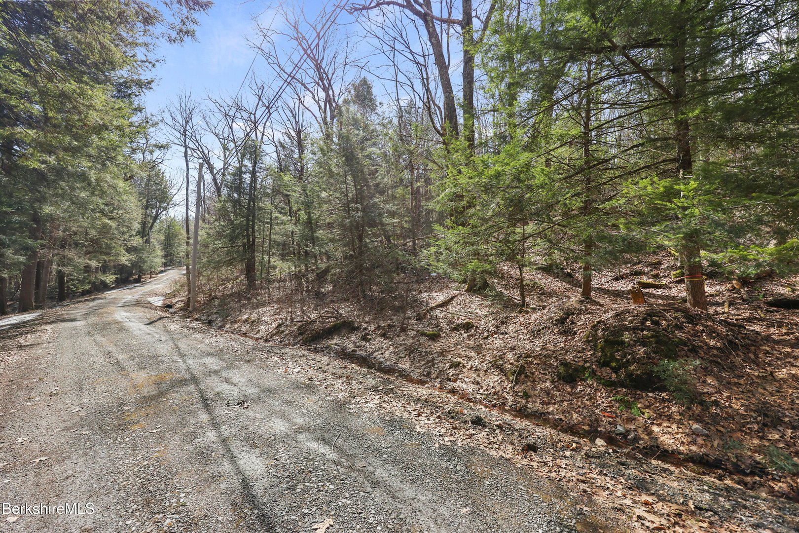 8 Hemlock Rd Photo 6