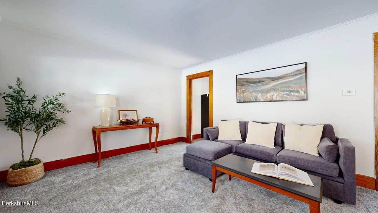 67 Carson Ave Photo 7