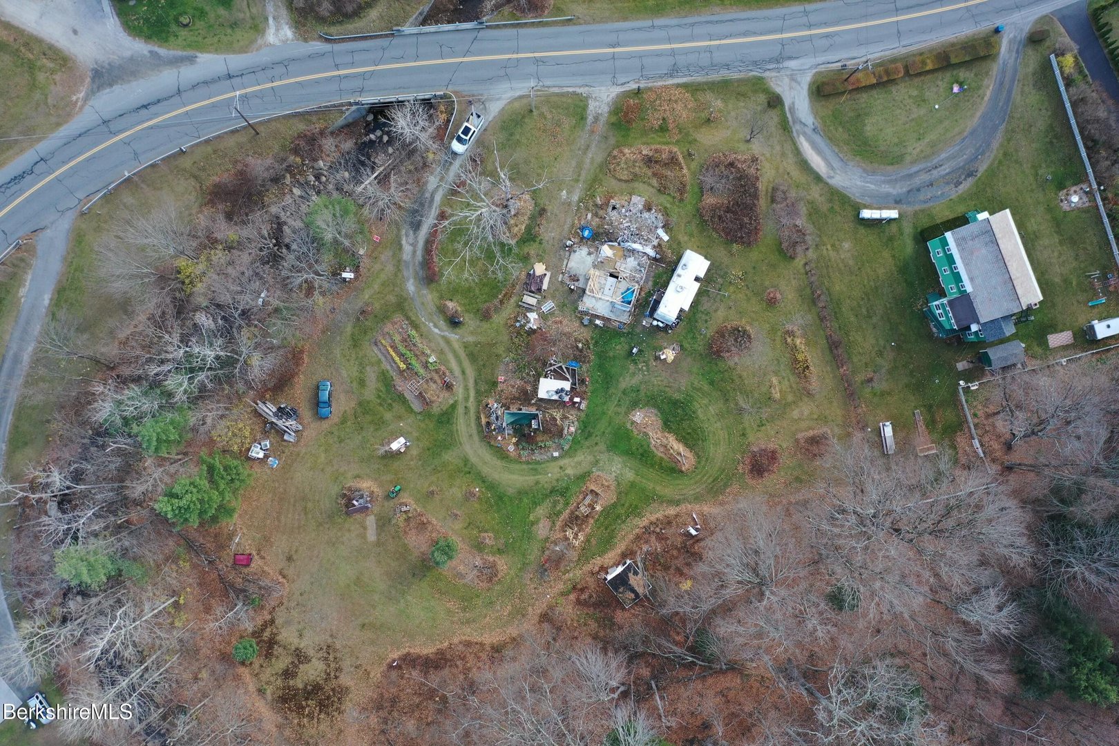 471 Middle Rd Photo 2