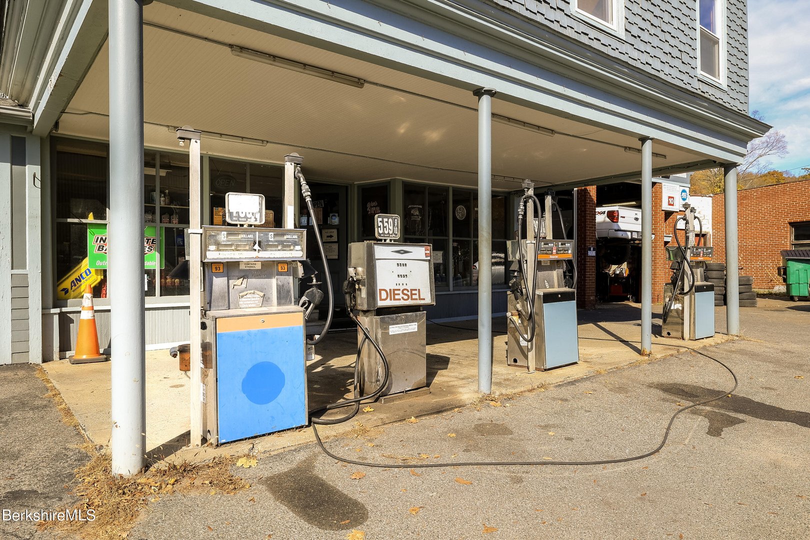 163 Front St Photo 4