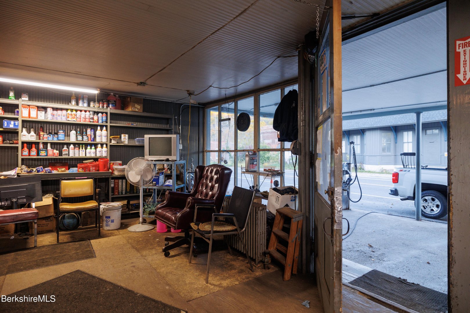 163 Front St Photo 9