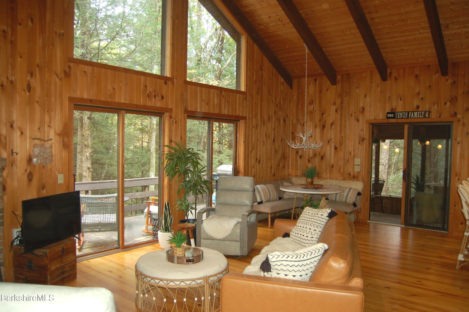 245 Clubhouse Dr Photo 4