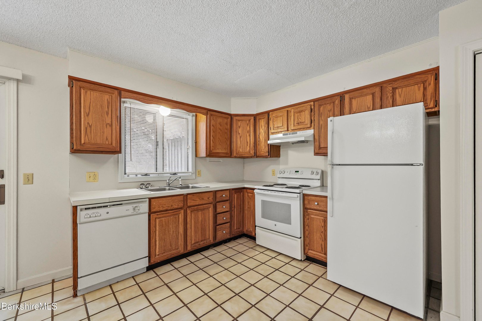 70 Lake St  #B Photo 9