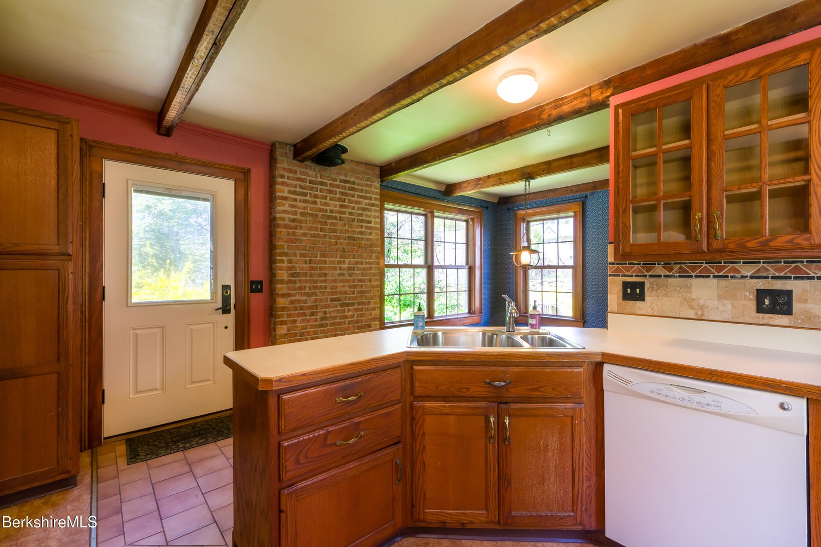 81 Elmwood Ave Photo 6