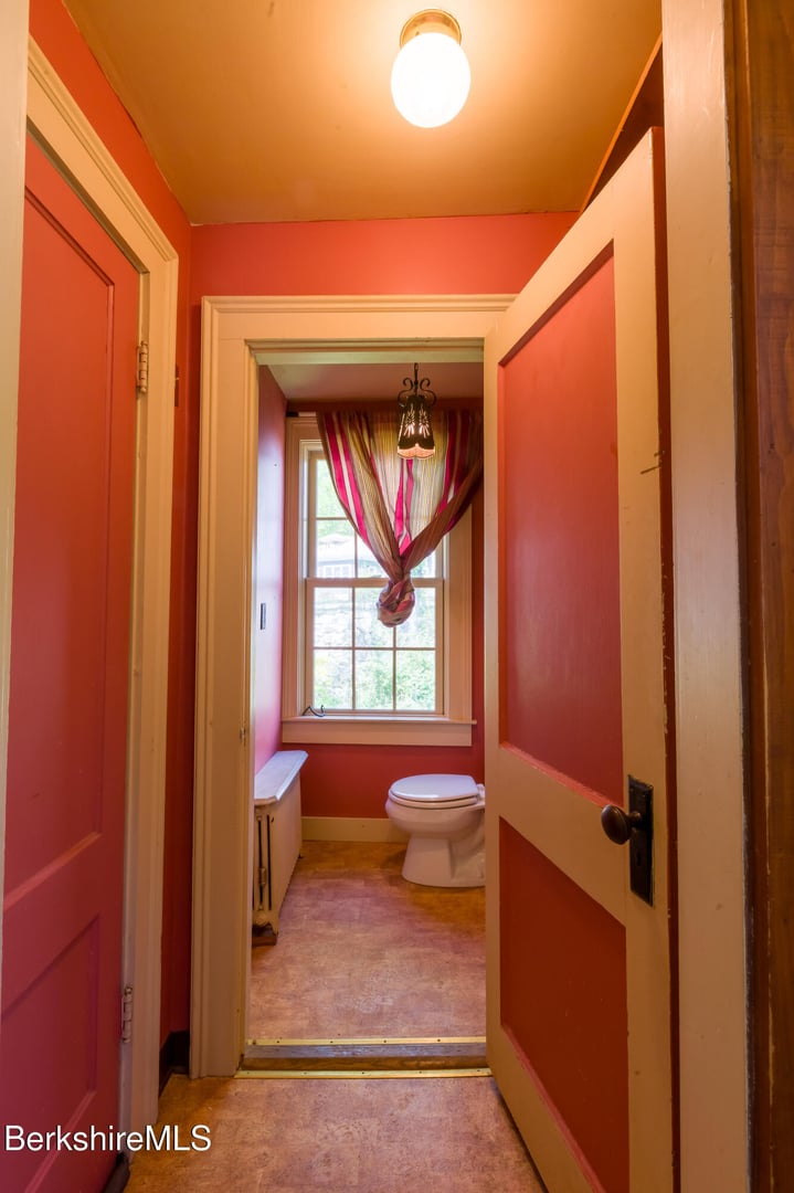 81 Elmwood Ave Photo 8