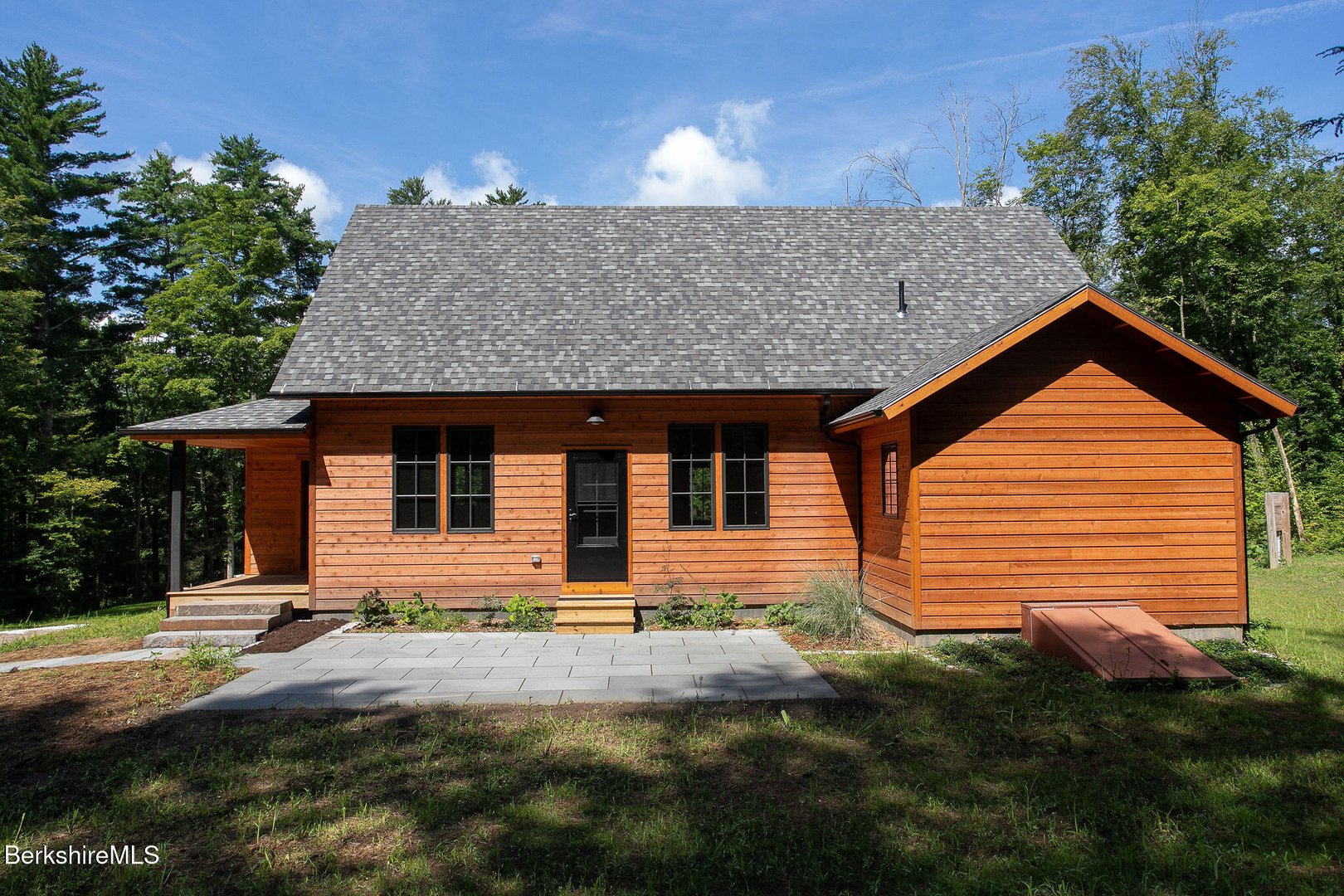 1427 Hewins St Photo 3