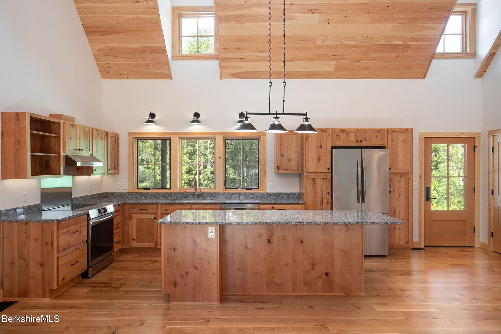 1427 Hewins St Photo 7