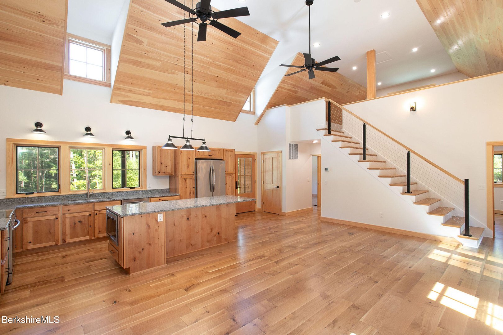 1427 Hewins St Photo 6