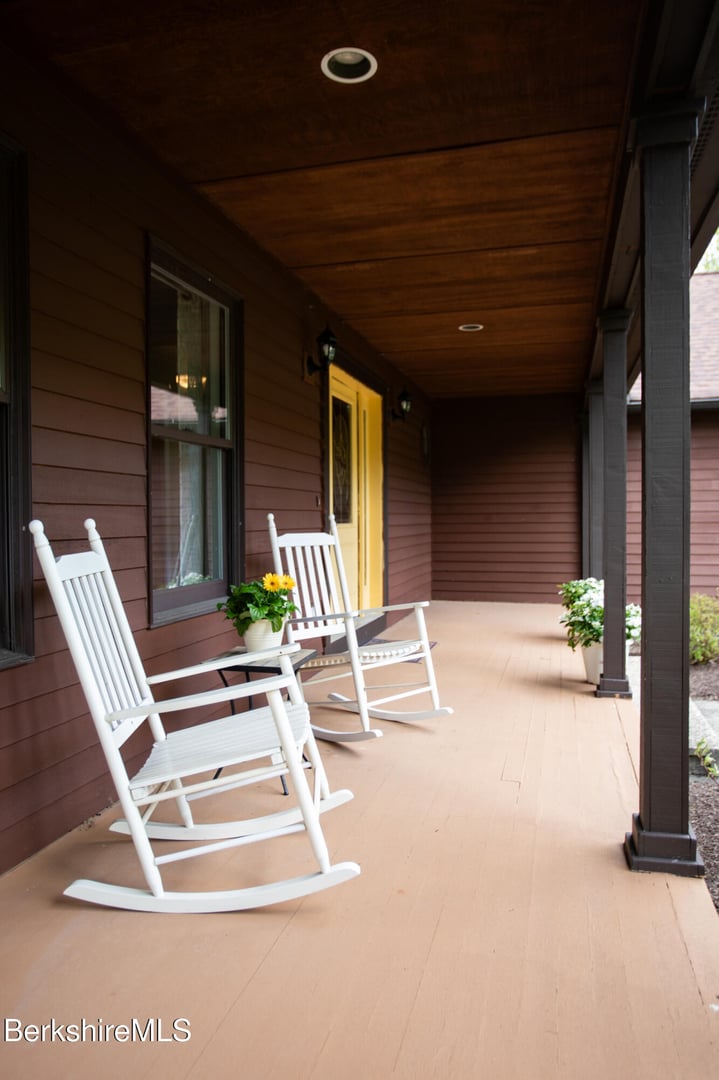 48 Lindsay Dr Photo 3